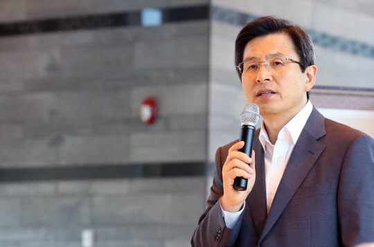 황교안 국무총리가 취임 1주년(18일)을 앞두고 16일 오후 세종시 국무총리공관에서 열린 출입기자 간담회에서 인사말을 하고 있다